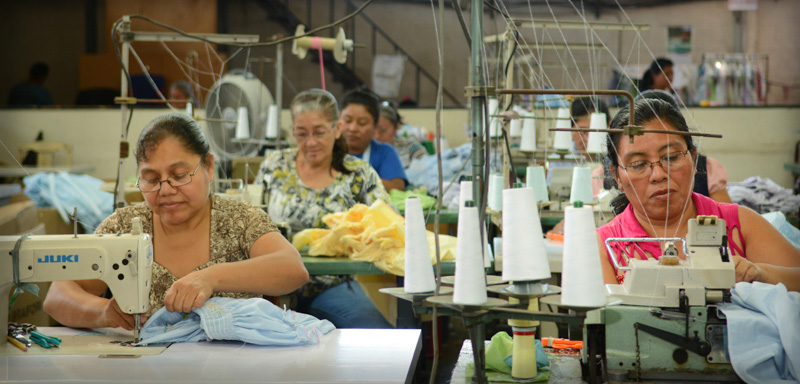 Personal--trabajando-en-Industrias-Margareth-El-Salvador